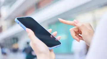 طبيب يحذر: استخدام الهاتف بوضعية الانحناء يُشوّه العمود الفقري ويُصعّب التنفس